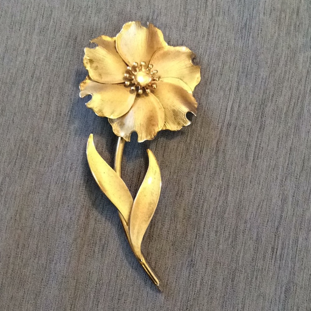Stunning Vintage Golden 3D Flower Brooch